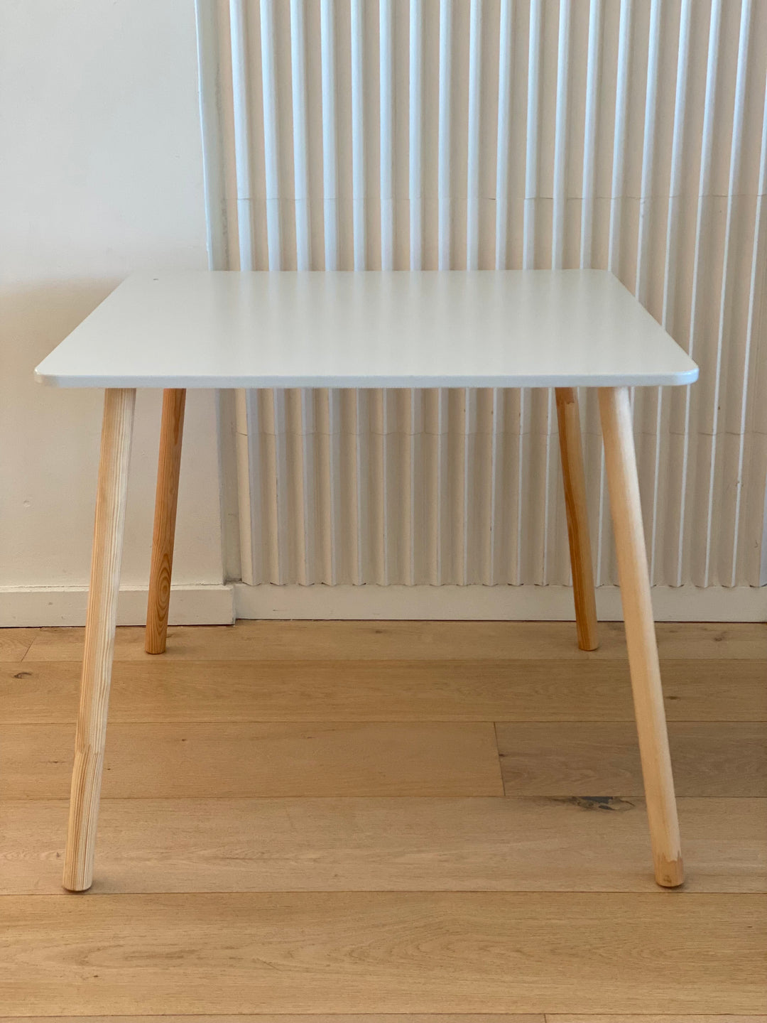 Montessori barnebord med stoler